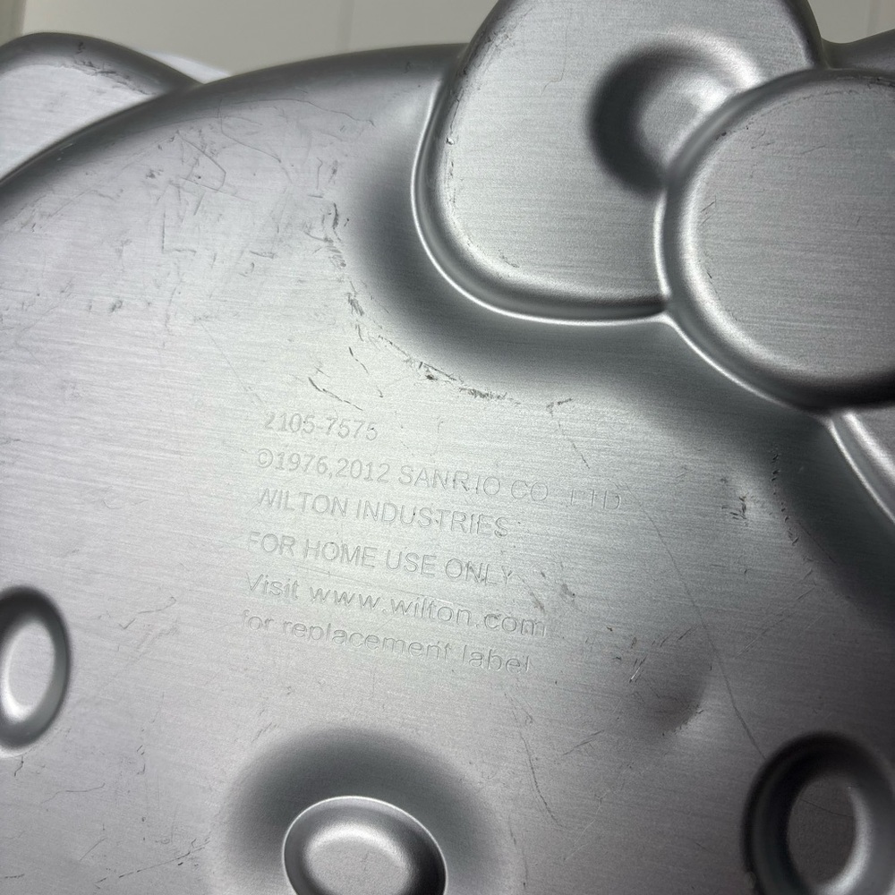 COPY - Wilton Silver Hello Kitty Cake Pan - Picture 3 of 3